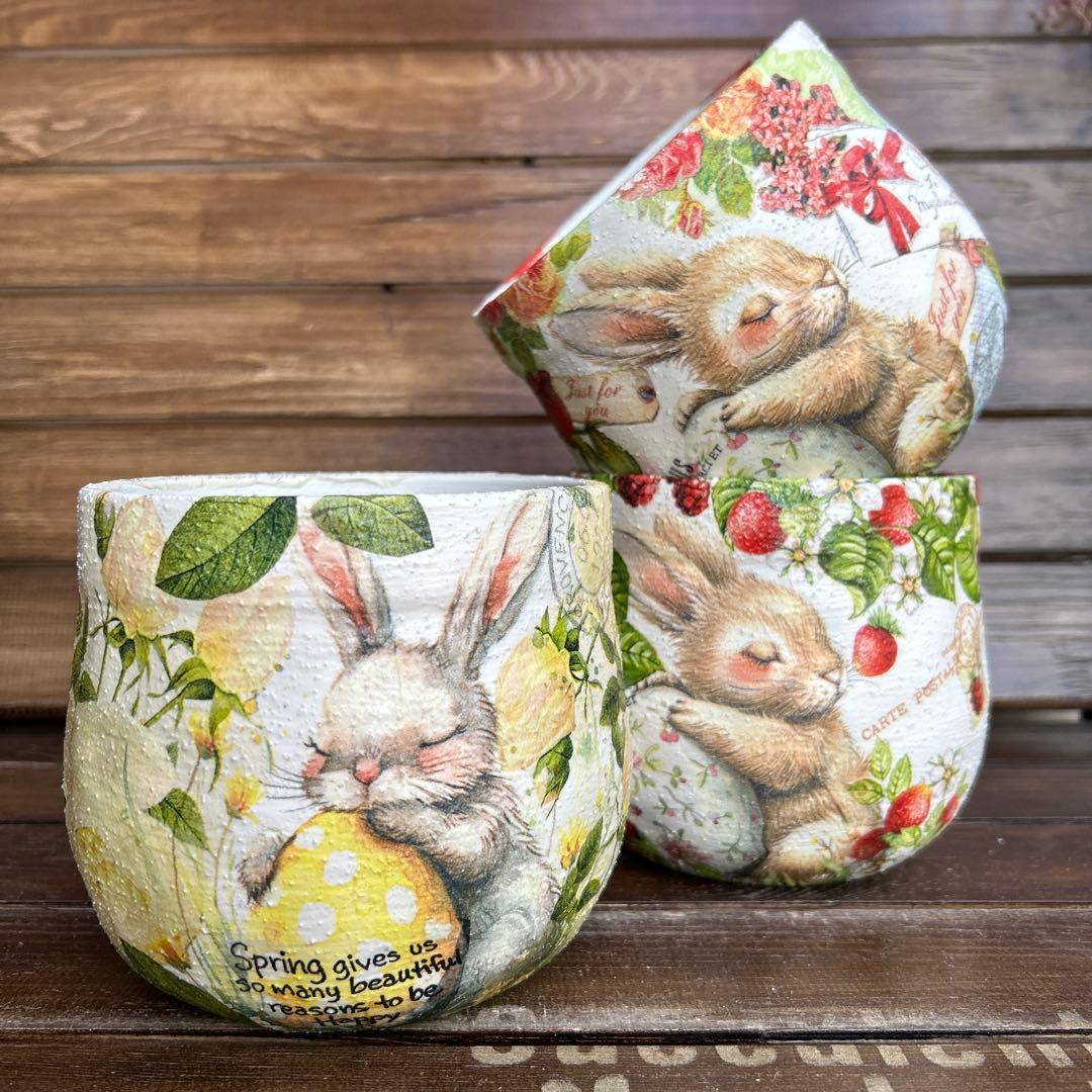 おみつさま　4号ふっくら丸鉢 黄色いたまごを抱いたうさぎさんと白色ローズ