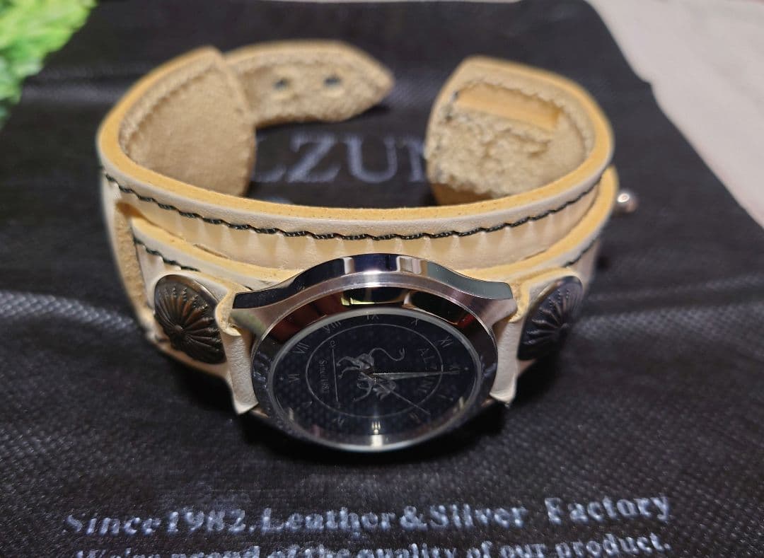 ALZUNI／アルズニ／ホワイトレザー／腕時計／稼動品