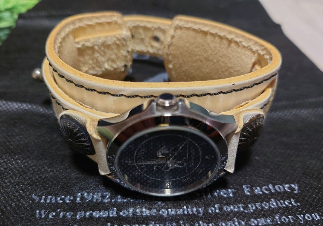 ALZUNI／アルズニ／ホワイトレザー／腕時計／稼動品