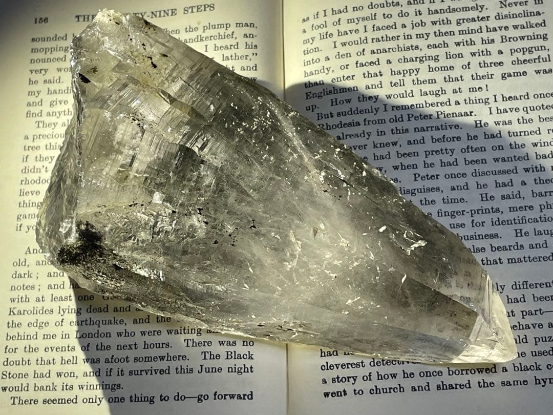 ガネッシュヒマール水晶ポイント　神々しい水晶　巨大で美しい　マスタークリスタル