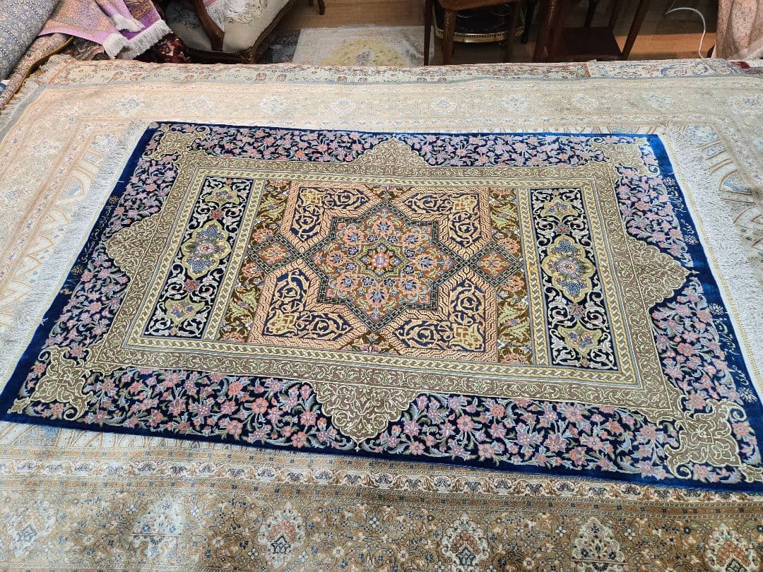 ペルシャ絨毯クム産サマディ工房 本物保証非常に綺麗な青色 サイズ121×78cm