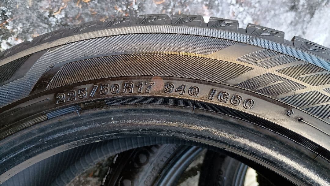 ①ヨコハマアイスガード6 225/50R17スタッドレス ４本セットの１、2本目