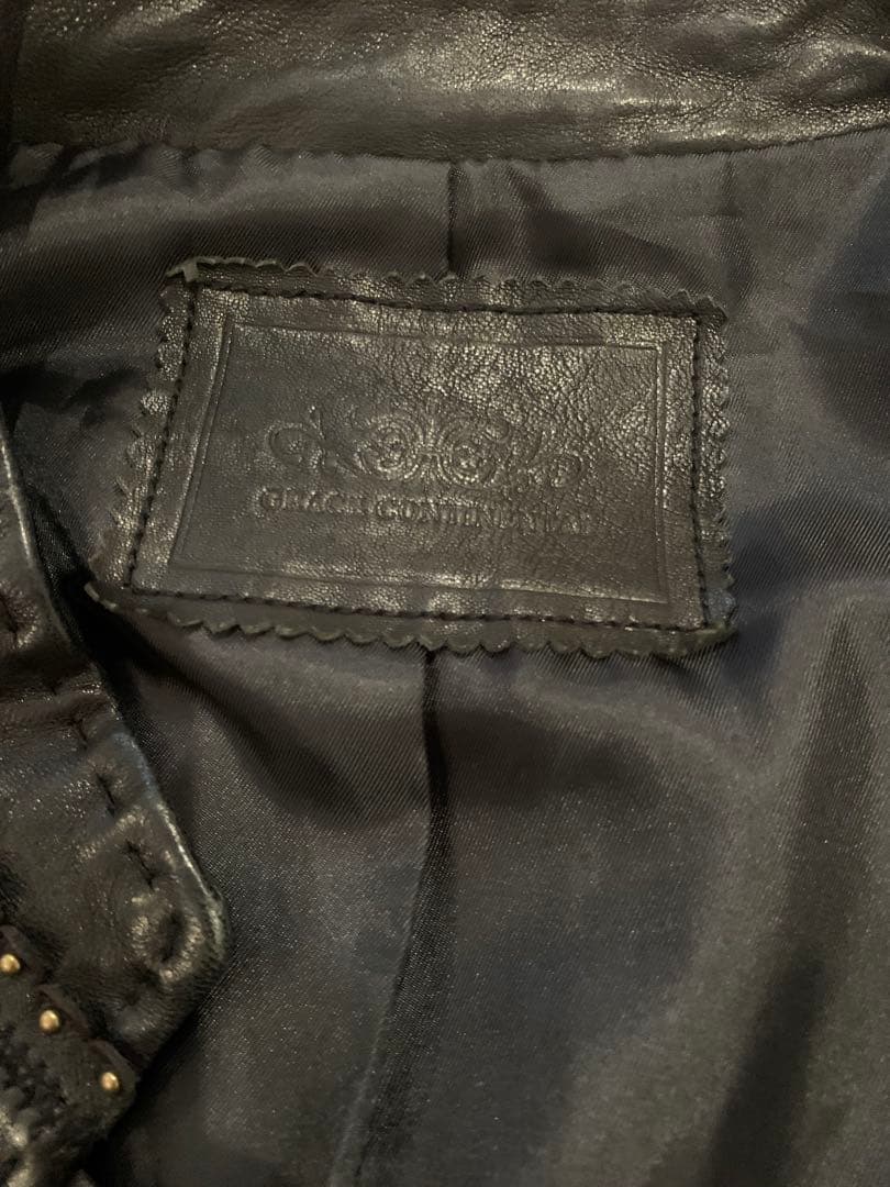 黒レザージャケット スタッズ付き