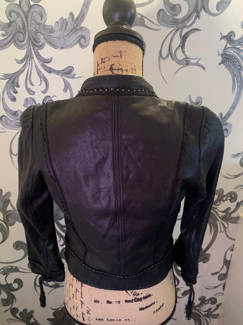黒レザージャケット スタッズ付き