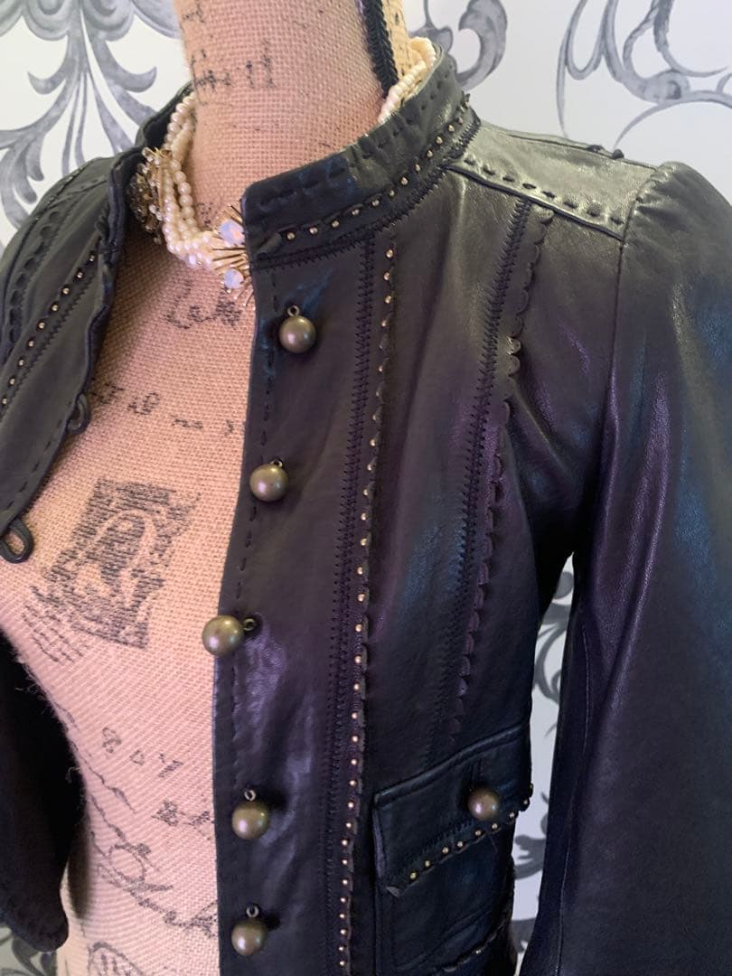 黒レザージャケット スタッズ付き