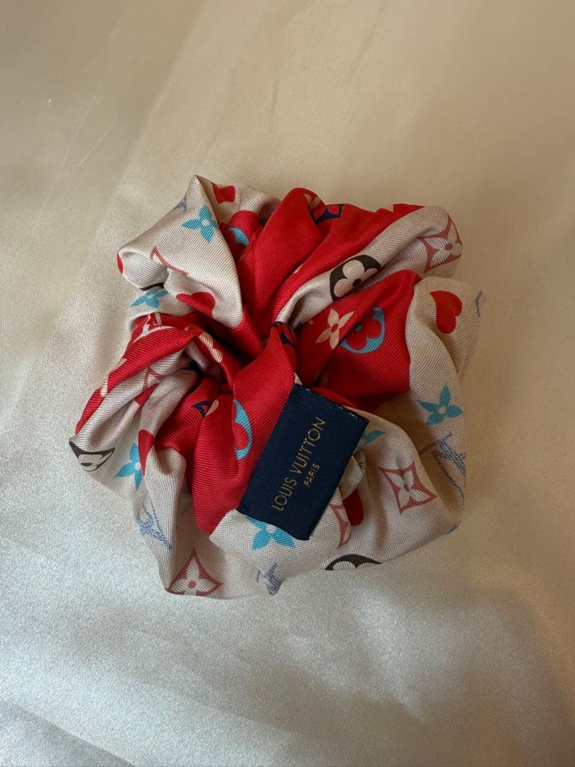 LOUIS VUITTON シルクシュシュ レッド