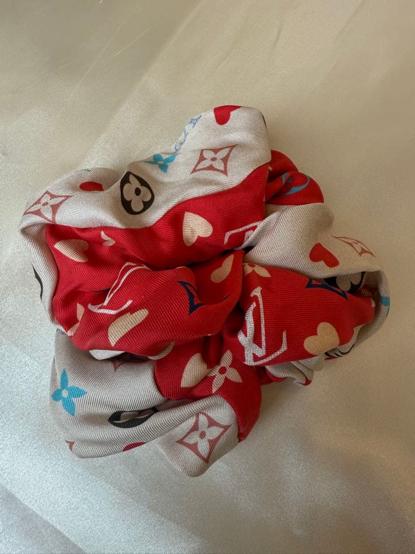 LOUIS VUITTON シルクシュシュ レッド