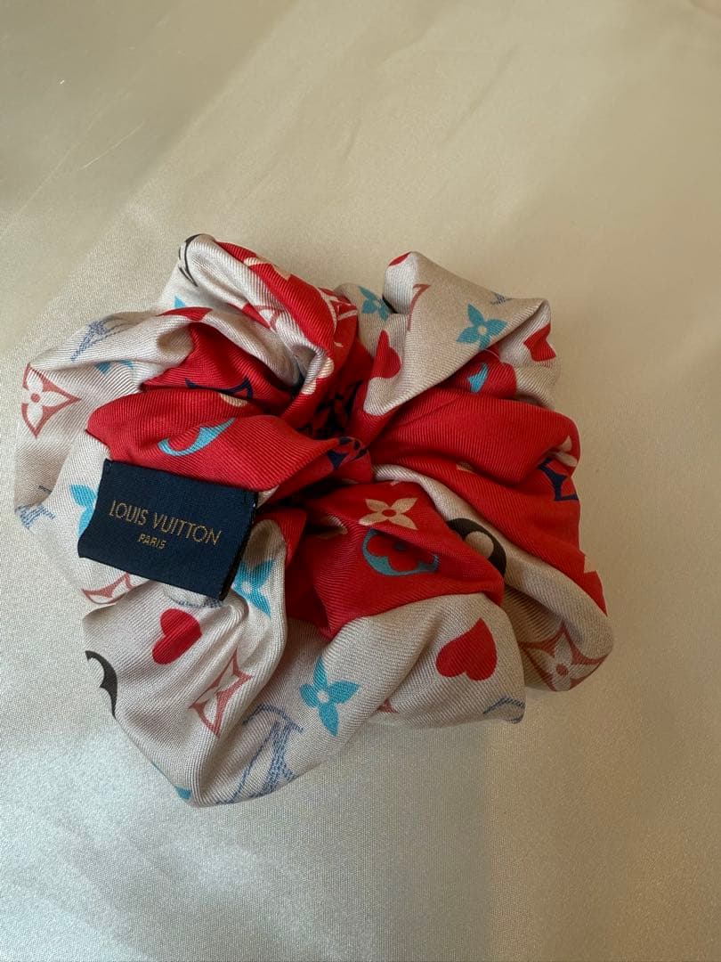 LOUIS VUITTON シルクシュシュ レッド