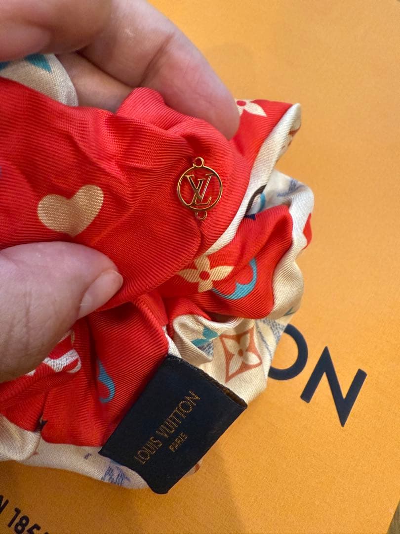 LOUIS VUITTON シルクシュシュ レッド