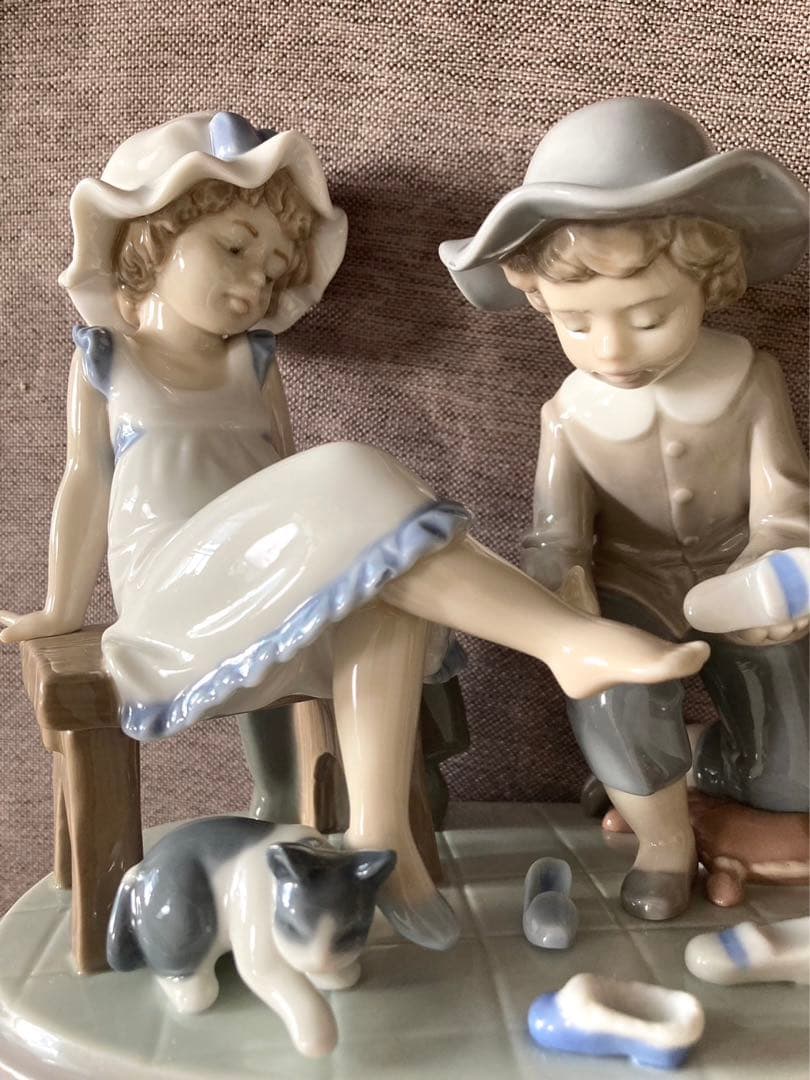 リヤドロ　おためしください　足元に猫