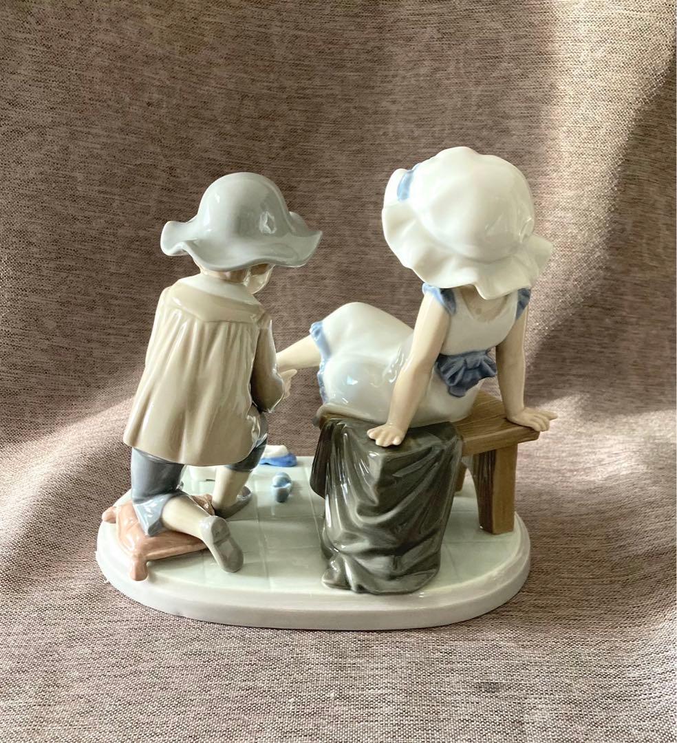 リヤドロ　おためしください　足元に猫