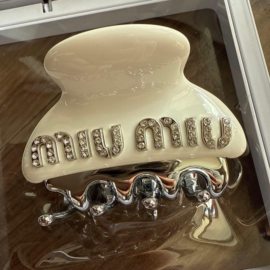 MIU MIU ヘアクリップ ホワイト ノベルティ