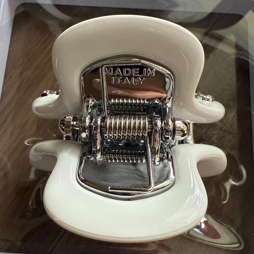 MIU MIU ヘアクリップ ホワイト ノベルティ