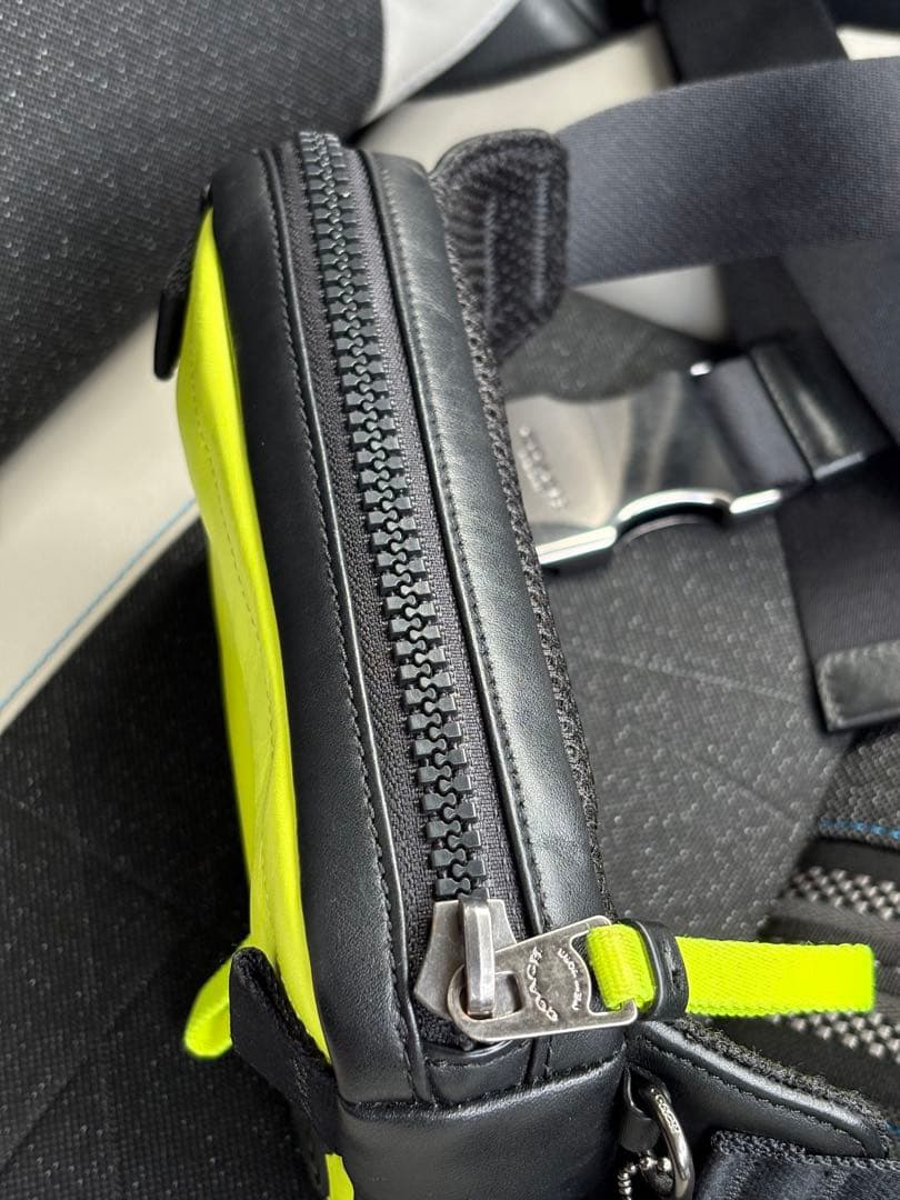 完売品　COACH ネオンイエロー ボディバッグ