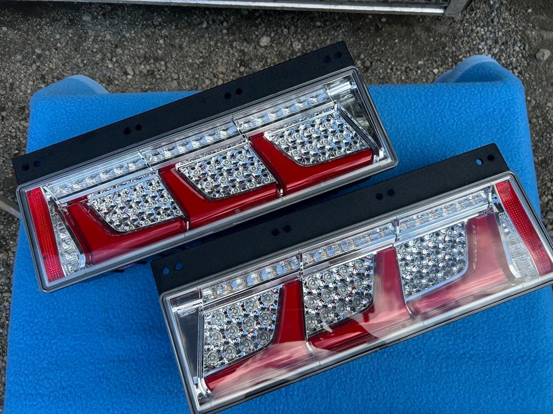 小糸LEDテールランプ 新車外しレッド/クリア 2個セット