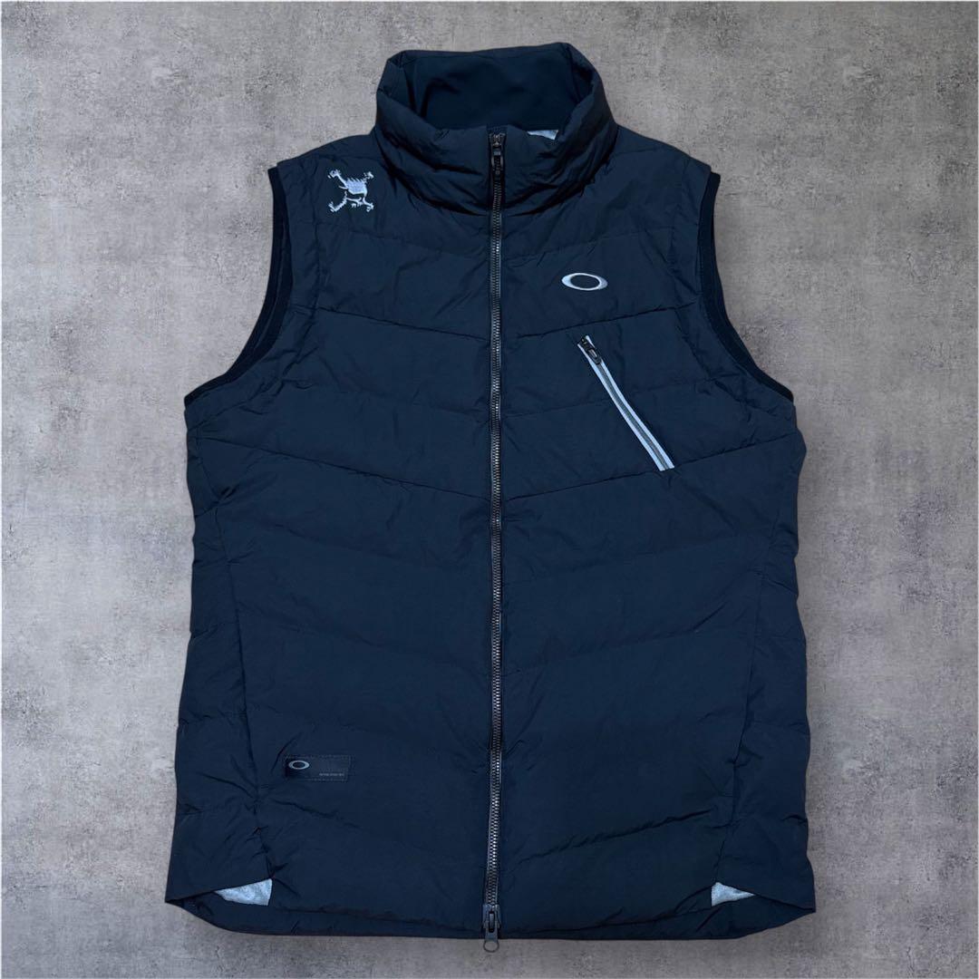 【美品】オークリー／スカル ダウンベスト／刺繍ロゴ　ブラック／M