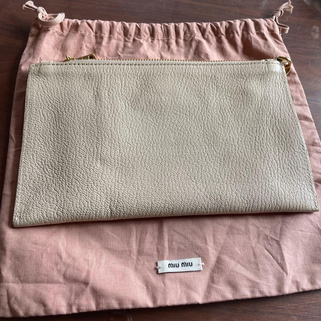 【未使用に近い】Miumiu マドラスレザーのポーチ