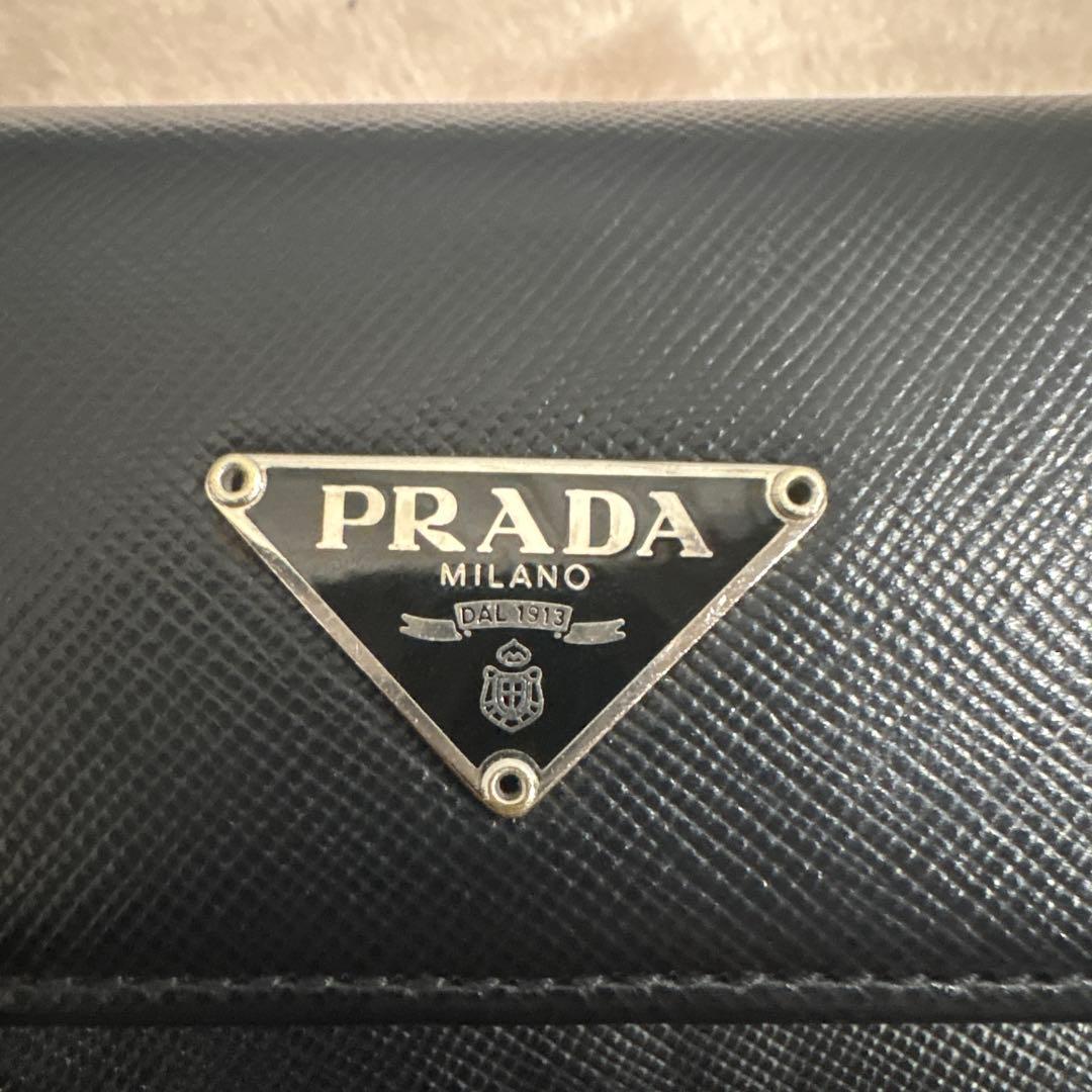 本日限定値下げ‼️プラダ 二つ折り財布 サフィアーノレザー 三角ロゴ ブラック 黒