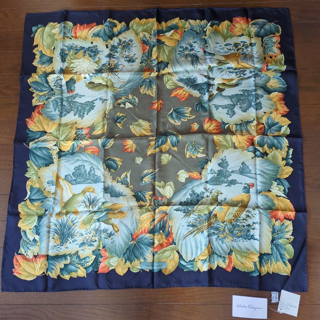 フェラガモ　大判シルクスカーフ 鳥と花柄