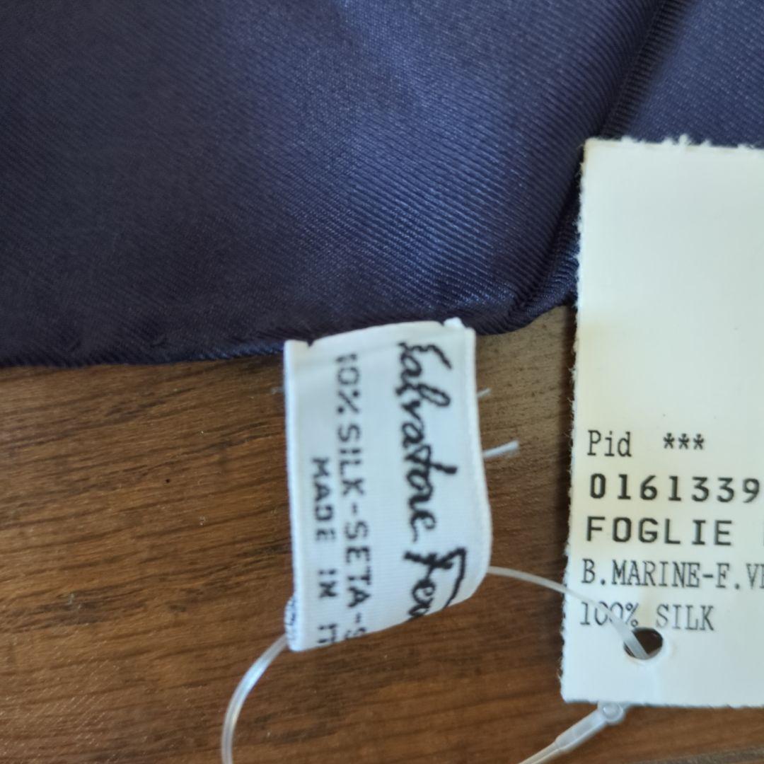 フェラガモ　大判シルクスカーフ 鳥と花柄