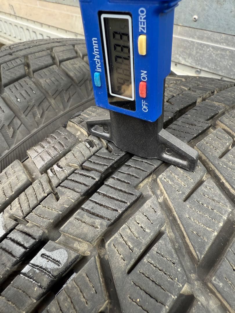 ヨコハマスタッドレス175／65R15 84Q深溝