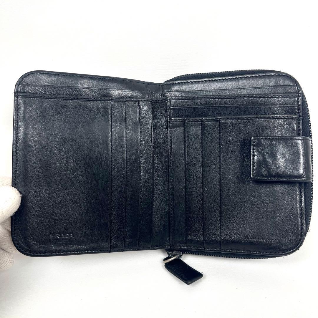 プラダ　二つ折り財布　ラウンドファスナー　三角ロゴプレート　レザー　ブラック