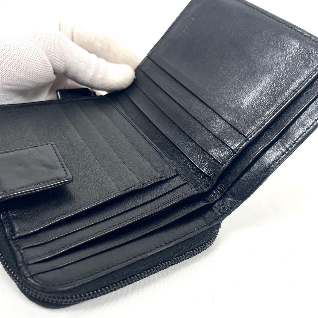 プラダ　二つ折り財布　ラウンドファスナー　三角ロゴプレート　レザー　ブラック