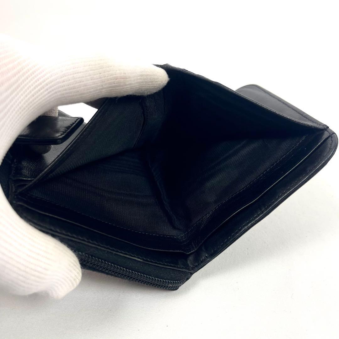 プラダ　二つ折り財布　ラウンドファスナー　三角ロゴプレート　レザー　ブラック