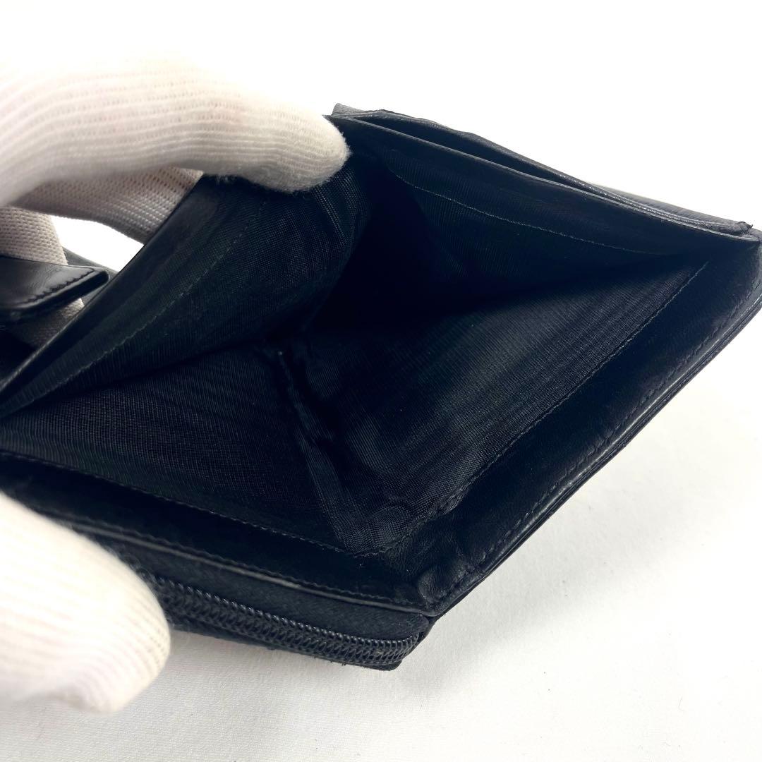 プラダ　二つ折り財布　ラウンドファスナー　三角ロゴプレート　レザー　ブラック