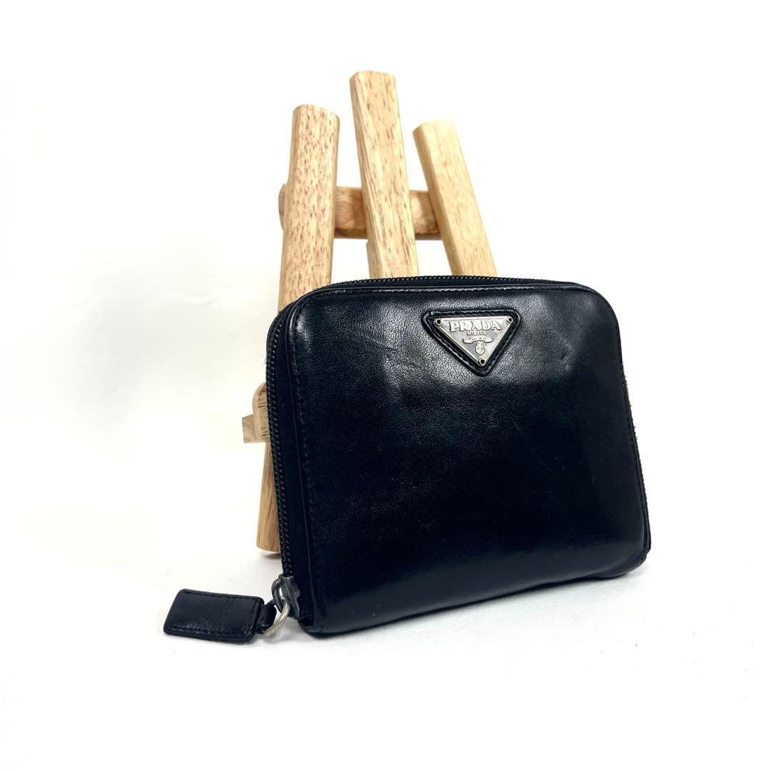 プラダ　二つ折り財布　ラウンドファスナー　三角ロゴプレート　レザー　ブラック