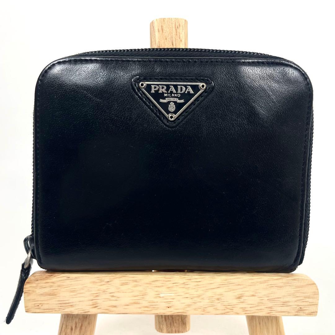 プラダ　二つ折り財布　ラウンドファスナー　三角ロゴプレート　レザー　ブラック