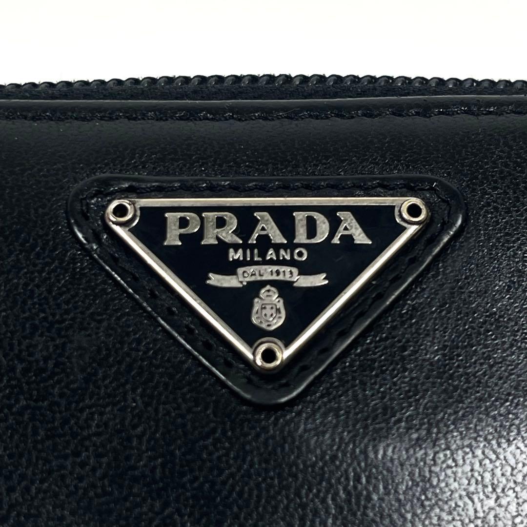 プラダ　二つ折り財布　ラウンドファスナー　三角ロゴプレート　レザー　ブラック