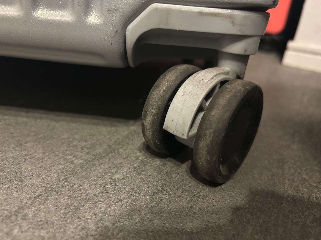 【店頭完売・3千円引・送料込】Anyzip軽量シルバーキャリーケース90ℓ