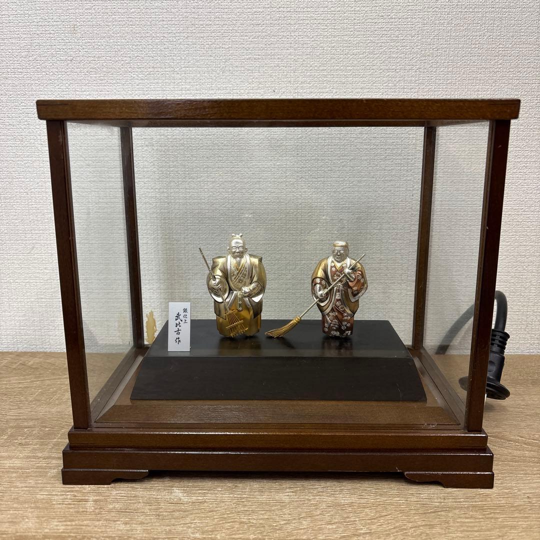武比古作　彩色彫金高砂人形 銀仕上 金属製 高砂 ガラスケース 置物 オブジェ