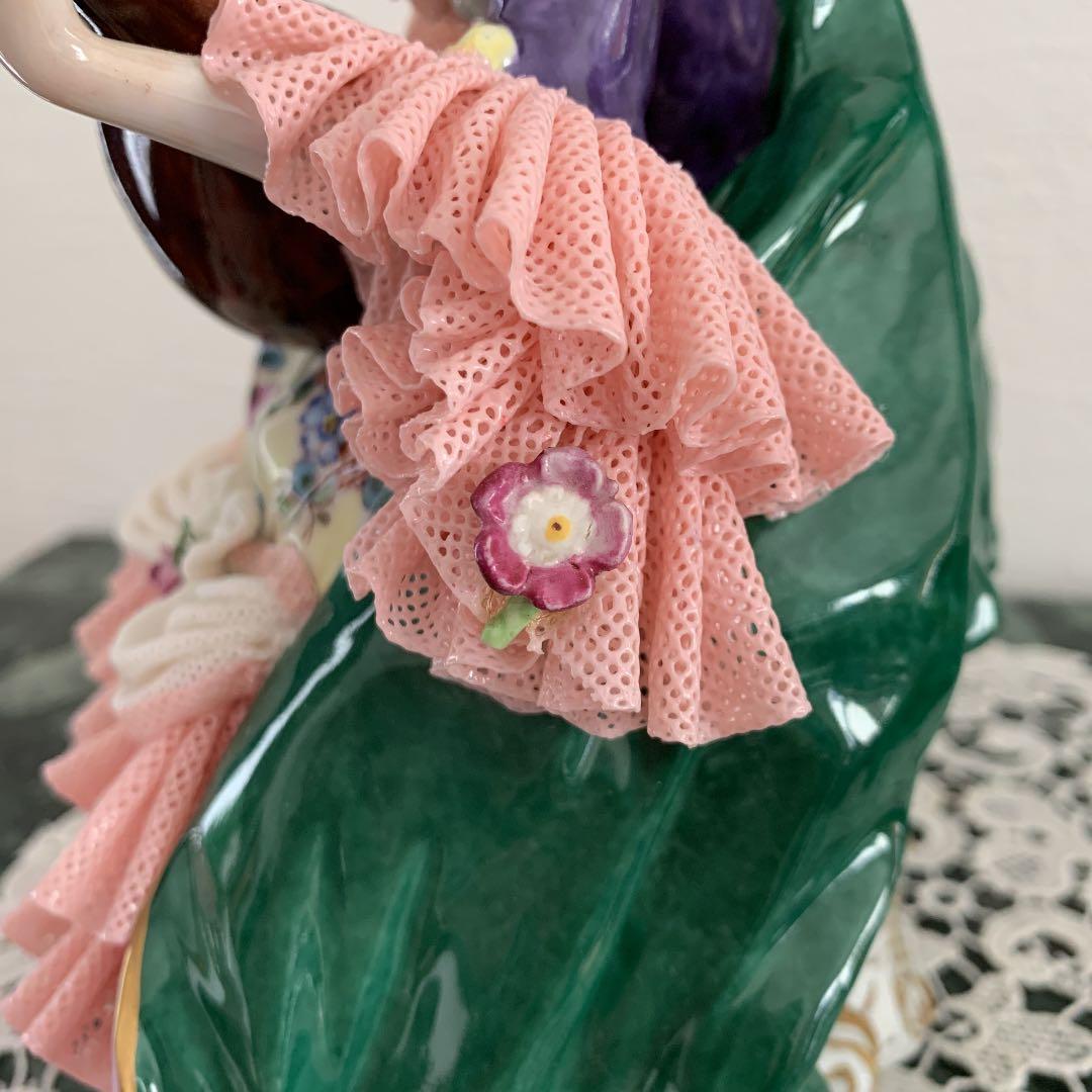 ドレスデン人形　「楽器を弾く貴婦人とオウム」