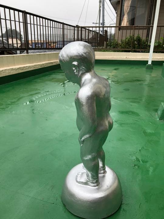 小便小僧 陶器製。噴水口あり。今村三郎作品 15万円。重さ12キロ高さ65cm。