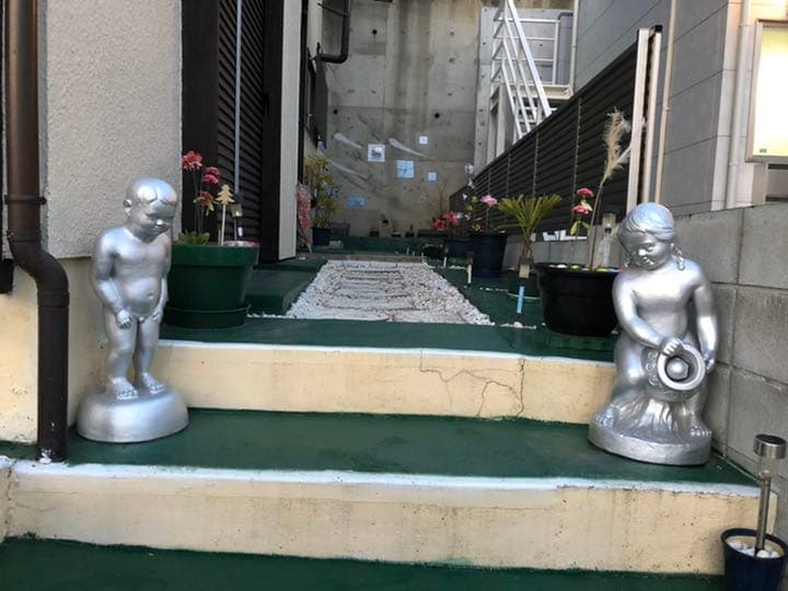 小便小僧 陶器製。噴水口あり。今村三郎作品 15万円。重さ12キロ高さ65cm。