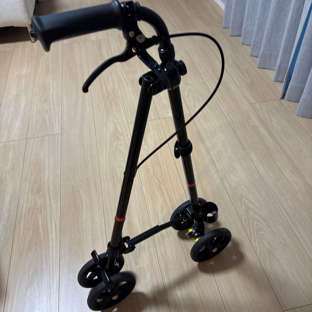 ブラック 4輪歩行器 調整可能　一回使用のみ
