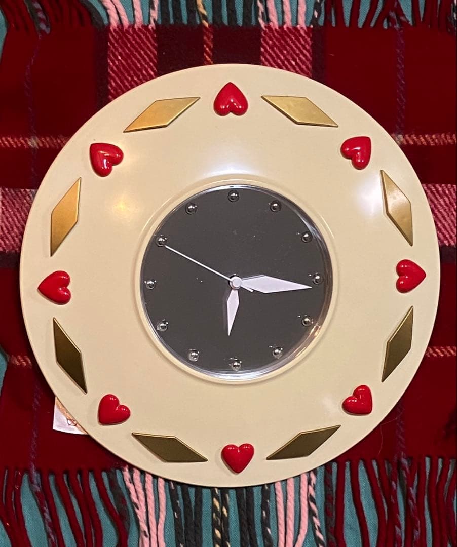 愛らしく不思議な魅力を醸しだすアートな壁掛け時計