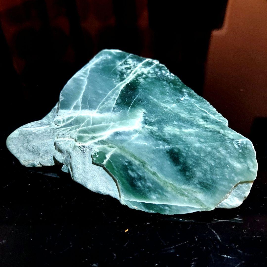 希少！独特のブルーグリーンが綺麗な グアテマラ翡翠 原石 ほぼ全面磨き 526