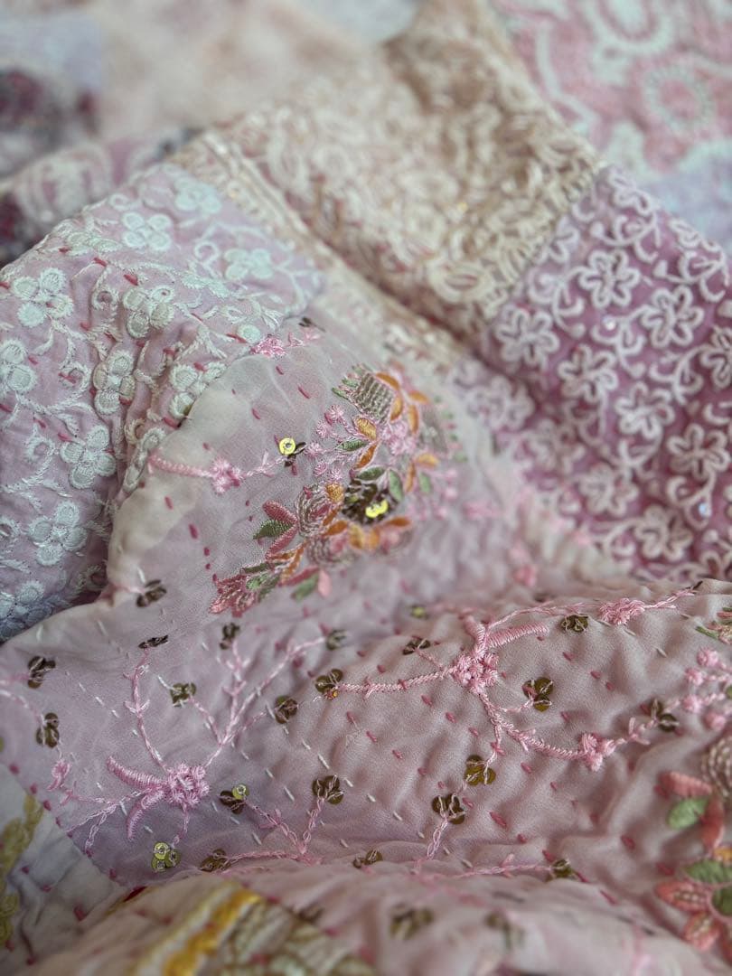 【淡いピンク】ラリーキルト　インド刺繍　カンタ ヴィンテージ　マルチカバー