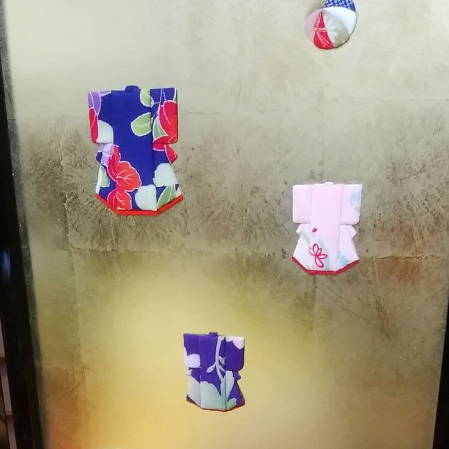 押し絵　着物尽くし　金の2曲屏風