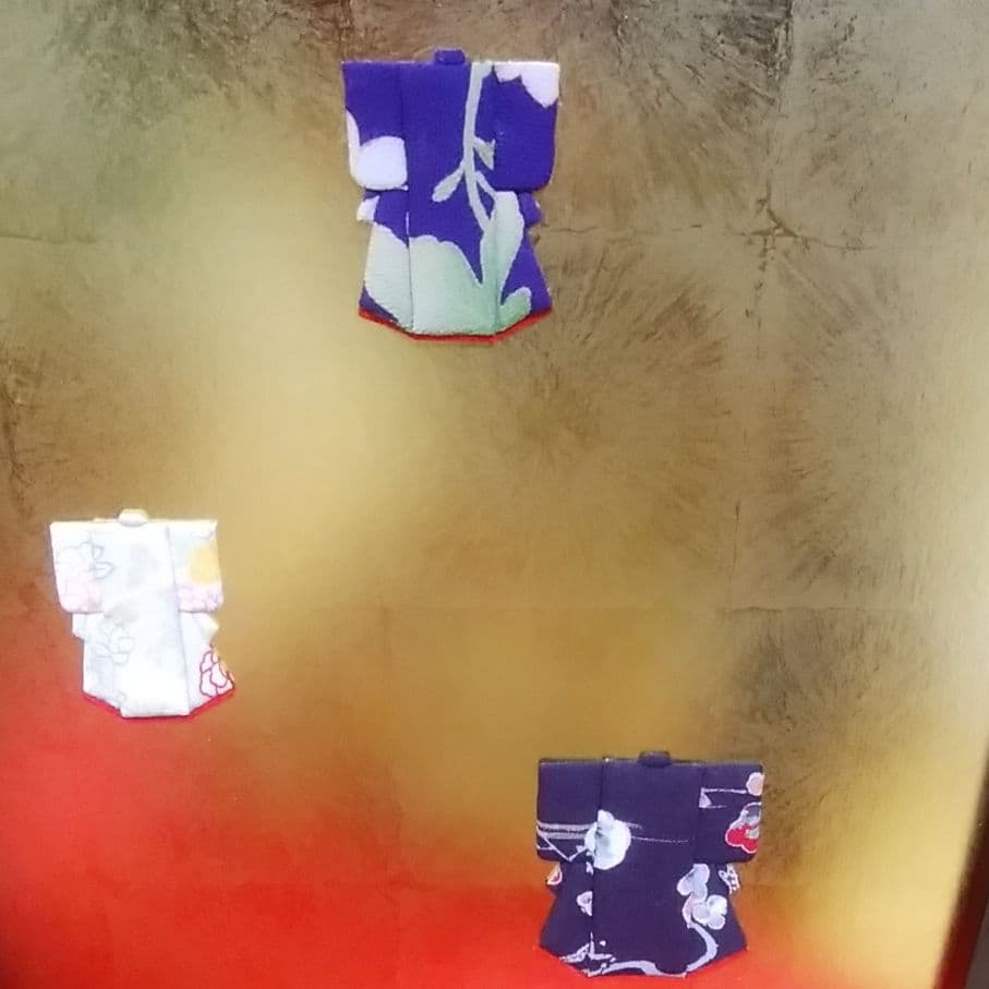 押し絵　着物尽くし　金の2曲屏風