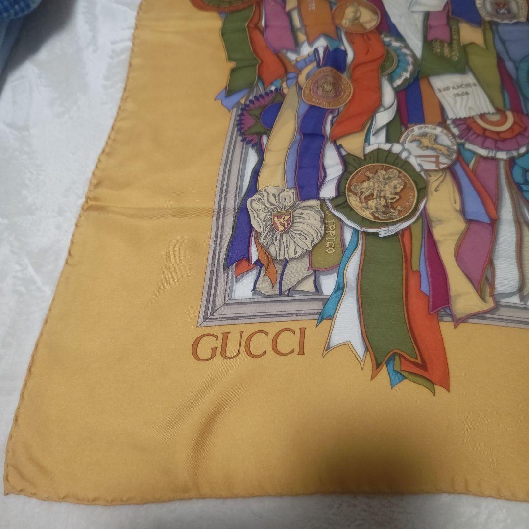GUCCI 勲章リボンデザイン シルクスカーフ　大判