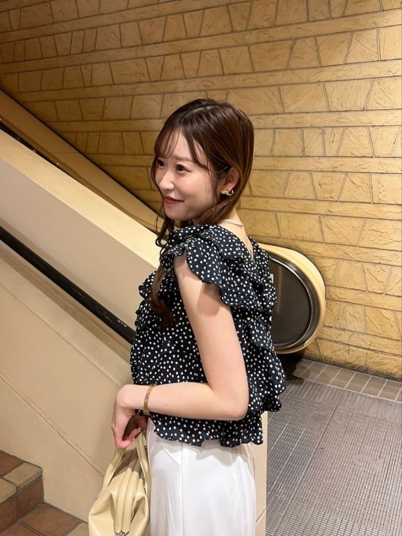 専用　完売　ココディール　新品タグ付　ラッフルフリルブラウス