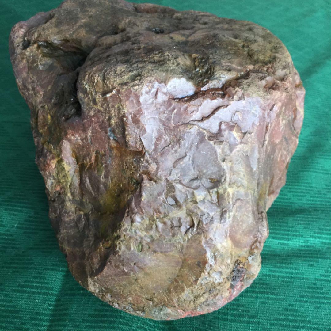 鑑賞石・赤茶色の岩石、味わいのある表情。水晶も吹き出ています。