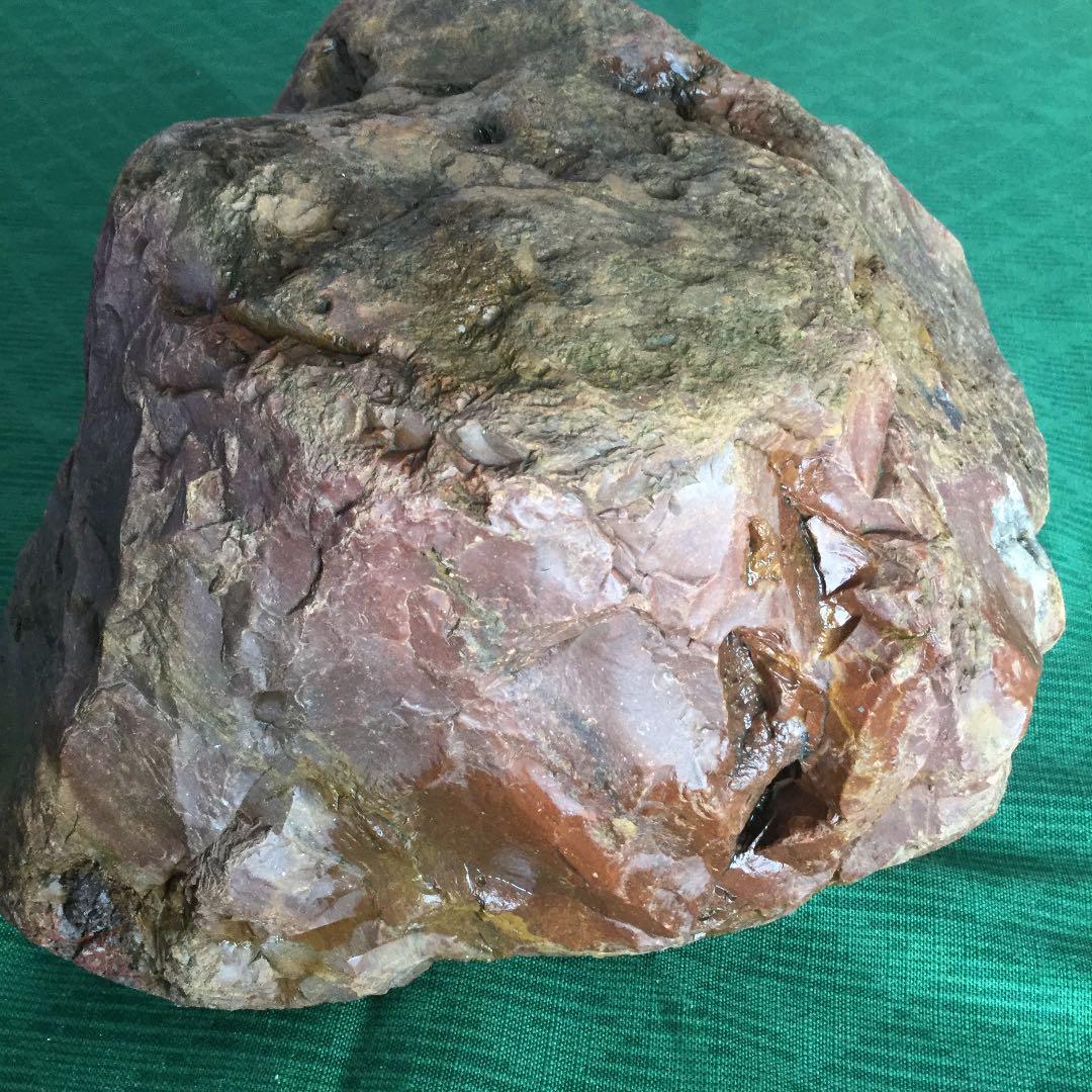 鑑賞石・赤茶色の岩石、味わいのある表情。水晶も吹き出ています。