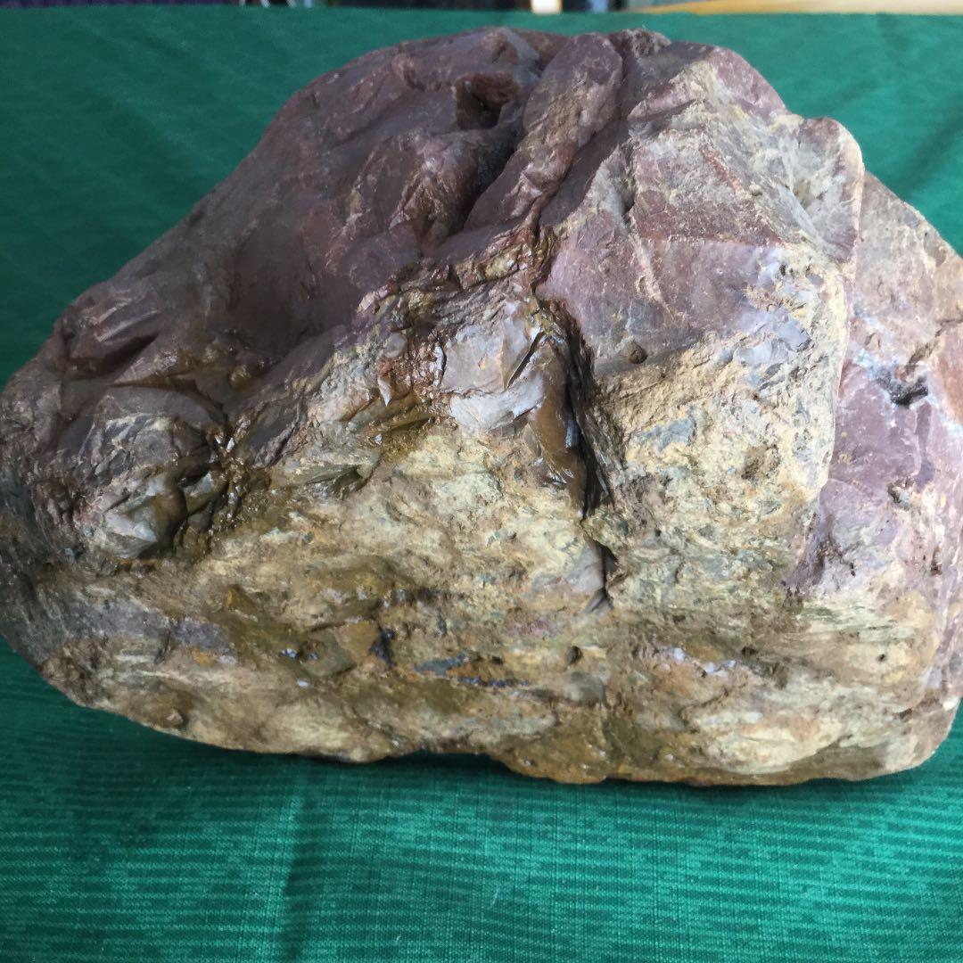 鑑賞石・赤茶色の岩石、味わいのある表情。水晶も吹き出ています。