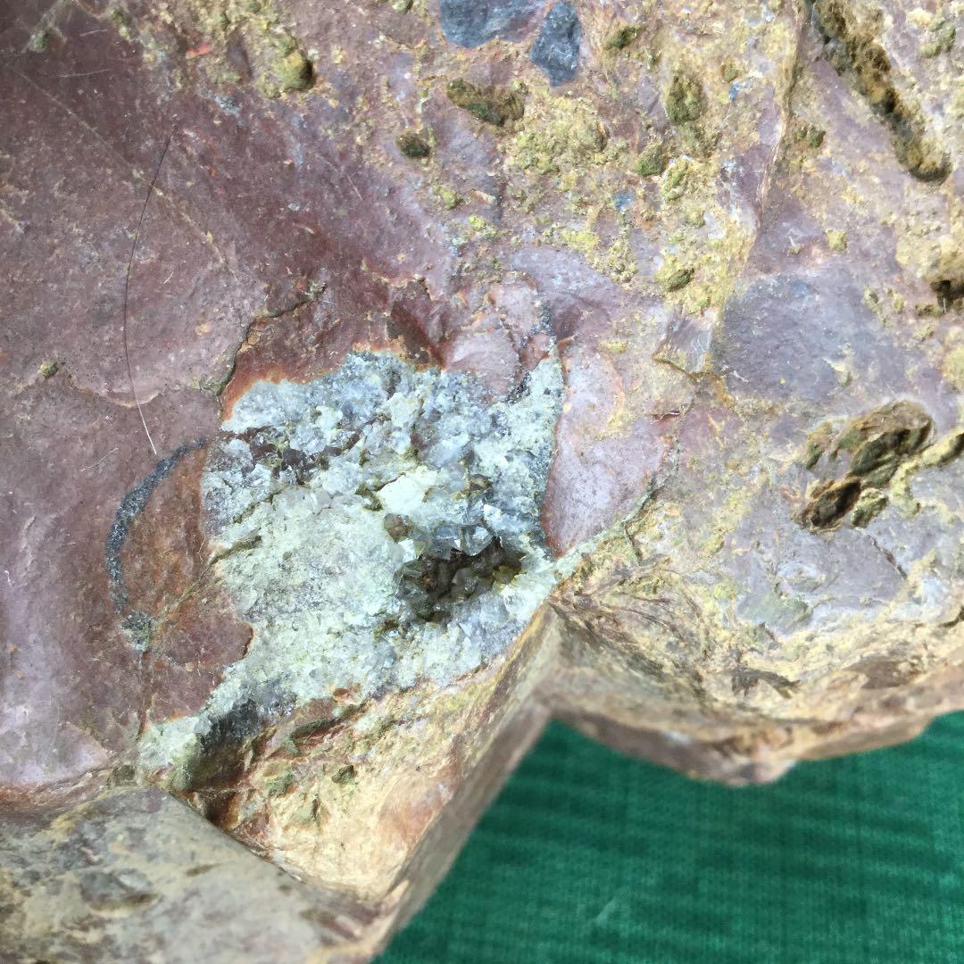 鑑賞石・赤茶色の岩石、味わいのある表情。水晶も吹き出ています。