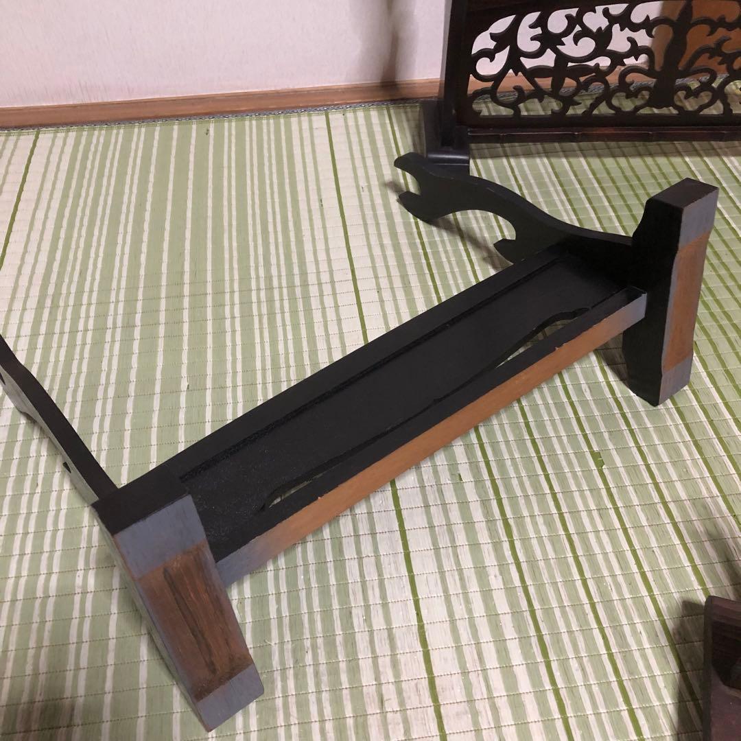 刀台　刀掛け　台座　飾り台　木製　刀立て　刀置き　模造刀置き　水牛の角置　唐木風